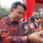 Bupati Jember saat menyapa masyarakat.