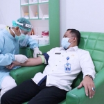 Salah satu pejabat Kecamatan Blimbing saat diambil sampel darahnya untuk keperluan tes Serologi.