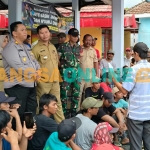 Camat Puncu Firman Tappa didampingi Kapolsek Puncu AKP Gatot Pesantoro, Danramil 0809/21 Puncu Kapten Arm. Bangun Budi Adi saat menerima aspirasi warga Desa Satak. Foto: Muji Harjita/BANGSAONLINE