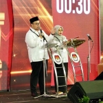 
Calon Bupati Kediri nomor urut 2 Hanindhito Himawan Pramana yang memakai sepatu produk UMKM bersama wakilnya Dewi Mariya Ulfa saat debat publik.