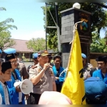 Kapolres Tuban AKBP Nanang Haryono saat menemui para mahasiswa PMII yang berdemo.