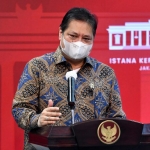 Ketua KPCPEN Airlangga Hartarto memberikan keterangan pers usai mengikuti Rapat Terbatas mengenai Penanganan Pandemi COVID-19 yang dipimpin oleh Presiden RI Joko Widodo (Jokowi), Senin (24/05/2021), di Jakarta. (Foto: Humas Setkab/Rahmat)