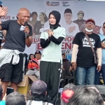 Calon Wali Kota Kediri Terpilih Vinanda Prameswati saat membacakan kupon untuk pemenang undian umroh gratis. Foto: Ist.