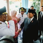 Bupati dan Wabup Gresik Fandi Akhmad Yani dan Asluchul Alif mendapatkan ucapan selamat dari Presiden Prabowo Subianto usai dilantik. FOTO: ist.