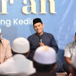 Wali Kota Kediri Abdullah Abu Bakar (tengah) saat menghadiri Majelis Khotmil Quran Keliling di Masjid Aulia
