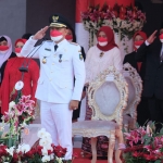 Wali Kota Eri Cahyadi saat mengikuti upacara bendera HUT RI ke-76 di Balai Kota Surabaya, Selasa (17/82021)