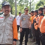 Wali Kota Batu bersama Kapolres Batu memeriksa kesiapan pasukan.