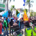 Ratusan massa aksi dari buruh saat unjuk rasa di depan Kantor DPRD Jombang. foto: AAN AMRULLOH/ BANGSAONLINE
