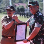 Kasdam V/Brawijaya, Brigjen TNI Terry Tresna Purnama, saat memberi penghargaan ke Kepala DPMD Jember, Adi Wijaya.
