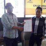 Ali Azhar usai membuat laporan di Panwaslu Surabaya.