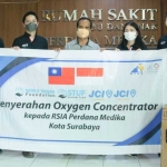 Serah terima bantuan dari JCI East Java kepada RSIA Perdana Medika