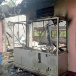 Kondisi rumah makan padang milik Asmawati yang hangus usai dilalap api.