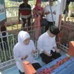 Khofifah Indar Parawansa dan Emil Elistianto Dardak ziarah ke makam Marsinah saat peringatan May Day, Selasa (1/5/2018). foto: istimewa
