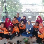 Kelompok Program Kreativitas Mahasiswa (PKM) Universitas Airlangga (Unair) Surabaya melakukan pelatihan terrarium di SDLB Spesial School Salsabila, Jalan AKBP Suroko No 46 Kabupaten Tuban, Jumat (25/5).