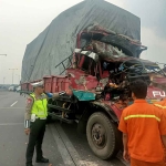 Kondisi truk fuso setelah alami kecelakaan di  di ruas Tol Dupak arah Gresik, atau 100 meter setelah Gerbang Tandes Barat, Surabaya.