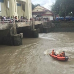 Petugas saat menyisir Pintu Air Jagir.