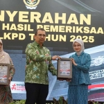 Wali Kota Kediri ketika menerima LHP atas LKPD 2025. Foto: Ist