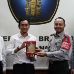 Kepala Kantor Imigrasi Kelas I TPI Malang Galih Priya Kartika Perdhana menyerahkan cenderamata kepada Rektor Universitas Brawijaya (UB) Widodo.