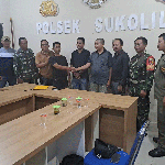 Kedua kubu pemuda NTT dengan warga Keputih yang melakukan kesepakatan perdamaian di Polsek Sukolilo setelah terjadi bentrokan.