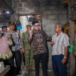 Bupati Kediri didampingi jajaran pejabat daera setempat ketika berbincang dengan Mari, kakek Alza. Foto: Ist
