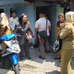 Kepala DP5A Kota Surabaya, Chandra Oratmangun saat memberikan intervensi bantuan kepada keluarga Dian Oktavia (21) bersama bayinya yang menderita sakit Hydrocephalus. 
