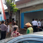 Petugas mendatangi lokasi kejadian di Jalan Ir. Soekarno Kelurahan Bendogerit, Kecamatan Sananwetan, Kota Blitar.