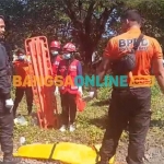 Evakuasi korban bunuh diri dengan sengaja terlindas KA di depan Kantor BRI cabang Wonocolo Surabaya. Foto: RUSMIYANTO/ BANGSAONLINE