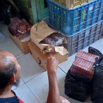 Petugas gabungan di Kota Probolinggo saat mengamankan belasan ribu batang rokok ilegal pada salah satu gerai yang berkedok toko roti.