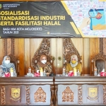 Kepala Diskopukmperindag Kota Mojokerto, Ani Wijaya (tengah) saat Sosialisasi Standardisasi Industri dan Fasilitasi Halal bagi IKM di Sabha Mandala Tama, Pemkot Mojokerto, Senin (22/11/2021) pagi.