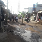 Kondisi jalan alternatif Kabupaten Pasuruan-Sidoarjo yang rusak parah di Desa Kedungboto, Kecamatan Beji.