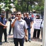 Para aktivis saat kembali menggelar aksi unjuk rasa di depan Kantor Pengadilan Negeri Kabupaten Kediri menuntut agar kasus pedofilia diusut tuntas. foto: arif kurniawan/ BANGSAONLINE