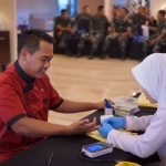 Pengecekan kesehatan peserta sebelum proses donor darah