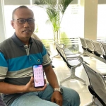 Taufiq (54), warga Perning Mojokerto yang mendaftarkan dirinya dan keluarga sebagai peserta PBPU yang belum didaftarkan oleh perusahaanya melalui aplikasi Mobile JKN. (Ist)