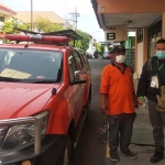 Zaenal, PMI asal Kelurahan Ngampel Kecamatan Mojoroto saat diantarkan petugas BPBD Kota Kediri ke ruang isolasi di Kelurahan Ngampel. (foto: ist.)