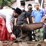 Plt. Wali Kota Pasuruan, Raharto Teno Prasetyo, S.T., saat melaksanakan prosesi peletakan batu pertama untuk pembangunan Masjid Nur Aswaja. (foto: ist).