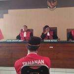 Mbah Parman saat mengikuti sidang dengan agenda putusan di PN Tuban.