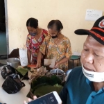 Sutrisno, S.H., saat berada di Kedai Klepon Miroso Desa Wonosari, Kecamatan Pagu, Kabupaten Kediri. foto: MUJI HARJITA/ BANGSAONLINE