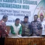Ketua Umum KONI Sidoarjo M Franki Effendi menandatangani MoU dengan BNK, Unesa, Dikbud dan SMANOR saat Raker, di Hotel Puncak Ayanna, Trawas Mojokerto, Selasa (23/5) lalu. foto: istimewa