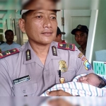 Kapolsek Ponggok Iptu Sony Suhartanto menggendong bayi yang ditemukan di rumah bidan.