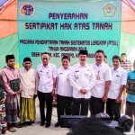  Pj Bupati Pamekasan Fattah Jasin saat foto bersama perwakilan penerima sertifikat.