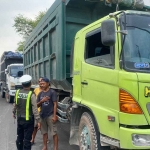 Petugas Satlantas Polres Gresik menghentikan salah satu truk besar dalam Operasi Zebra Semeru 2024. Foto: Ist.