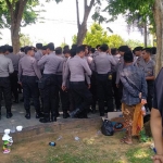 Ratusan personel Polres Pamekasan yang sedang memberikan pengamanan di Kantor Pengadilan Negeri Pamekasan, Madura.