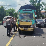 Petugas Satlantas Polres Jombang saat olah tempat kejadian perkara di Jalan Panglima Sudirman, Desa Denanyar, Kecamatan Jombang, Kabupaten Jombang. Foto: Aan