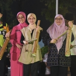 Wali Kota Kediri Vinanda Prameswati (tiga dari kiri) bersama jajaran Forkopimda saat ikut memukul kentongan. Foto: Ist. 