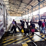 Penumpang yang hendak berangkat maupun turun di Stasiun Kediri.