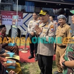 Kapolres Probolinggo, AKBP Wisnu Wardana, saat menyapa masyarakat. Foto: ANDI SIRAJUDIN/BANGSAONLINE