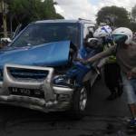 RINGSEK: Minibus Isuzu Panther didorong ke tepi jalan usai tabrakan dengan sedan Honda City, di perempatan depan Pintu Tol Sidoarjo, Rabu (13/7) siang. foto: MUSTAIN/ BANGSAONLINE