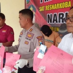 Kapolres Tuban AKBP Sutrisno HR menunjukkan segelintir pil koplo yang disita.