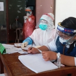 Petugas Tim Covid-19 Hunter Jatim bersama Dinkes Bangkalan saat melaksanakan swab test bagi warga yang hasil rapid test-nya reaktif di Kantor Kecamatan Kamal, beberapa waktu lalu.