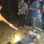 Petugas saat menunjukkan keadaan korban bunuh diri di Karangrejo, Kabupaten Kediri. Foto: Ist